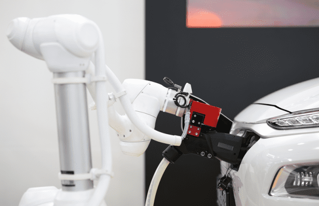 로봇팔을 활용한 전기차 자동 충전 시스템 구동 예시