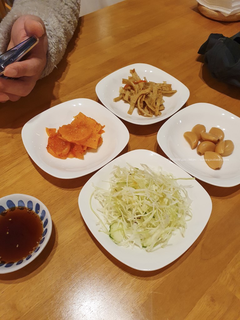 제주도 크리스마스 일출 여행 맛집 육회한 애월 밑반찬