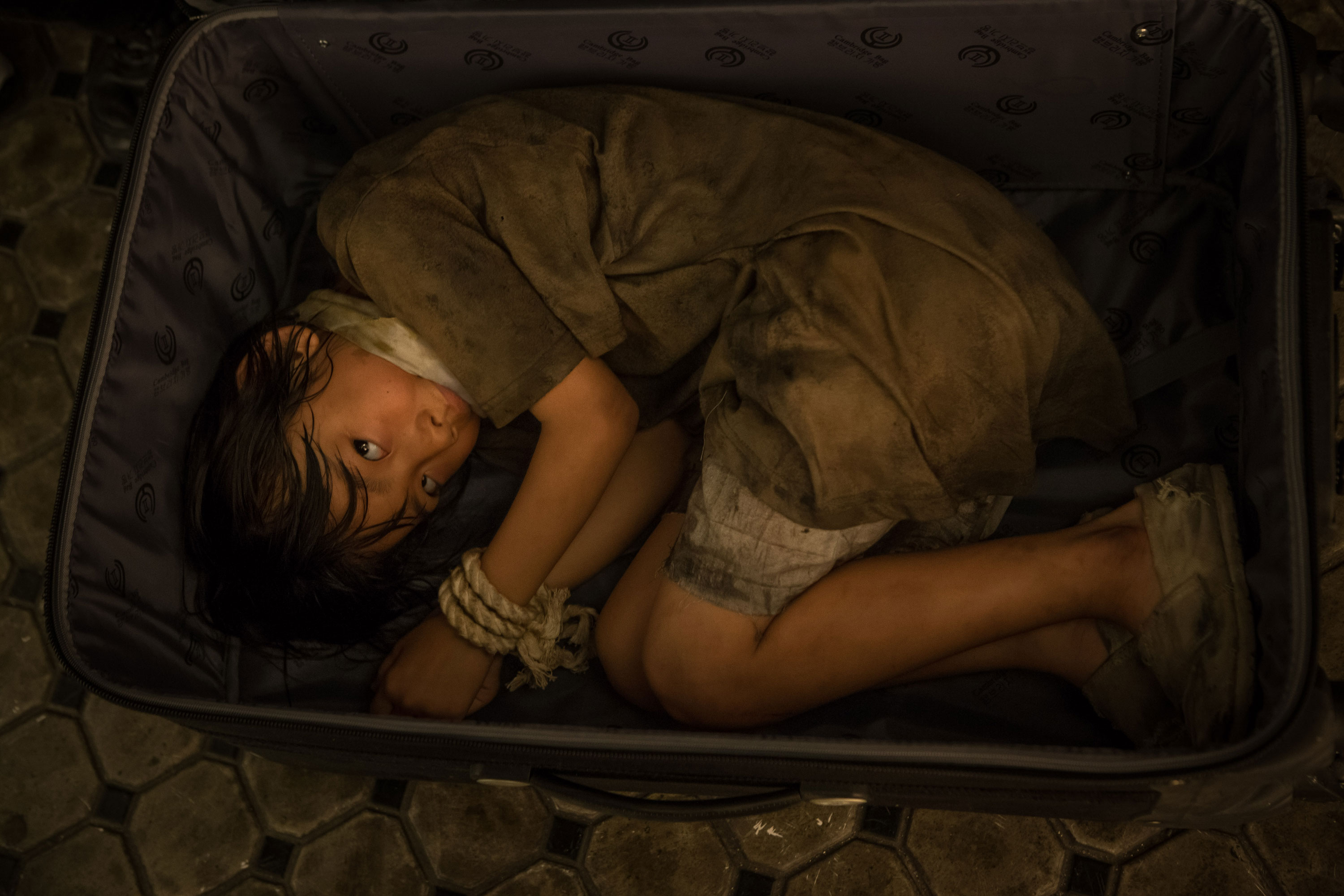 가방속에 갇혀 인신매매로 끌려온 김고은의 어린시절