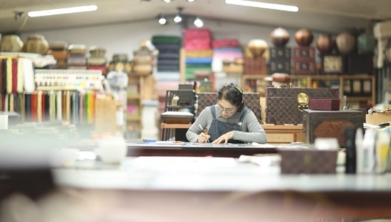 한지작업하는-선미라씨-동네한바퀴