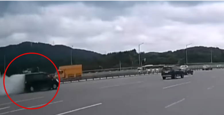  고속도로에서 갑자기 불난 차량(영상 포함)