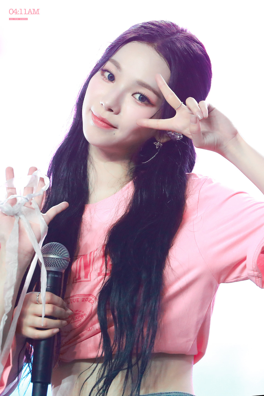  에스파 카리나의 SMT 콘서트 핑크 크롭티 사진과 움짤 gif