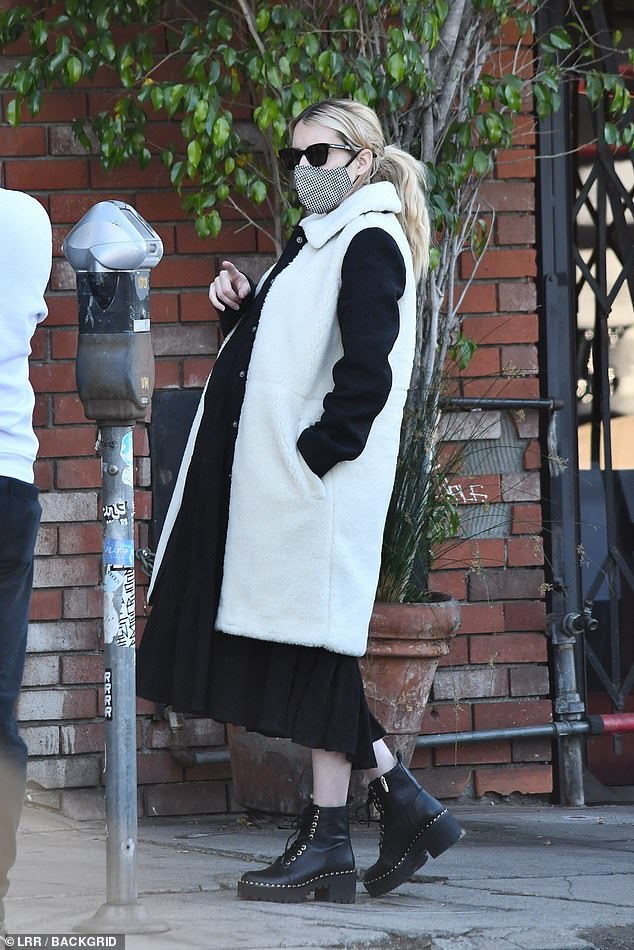  엠마 로버츠(Emma Roberts)는 출산 임박한 배~ 임부복 패션~ 패션정보 원피스, 선글라스, 부츠, 코트