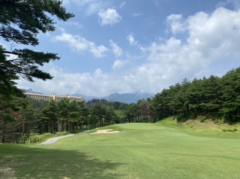  구름걸린 설악산 비경과 강원화재의 안타까움이 함께 보이는 설악플라자CC 후기와 속초 주변 맛집
