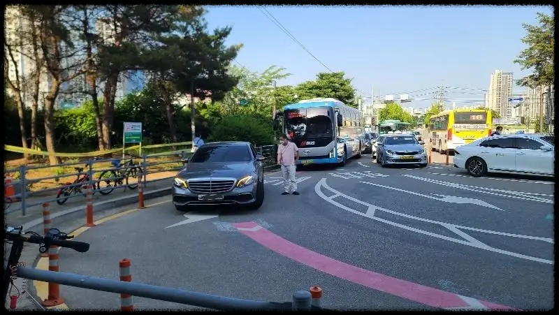  버스 정류장 길막한 벤츠 아줌마가 소리 지르며 한 말에 분노