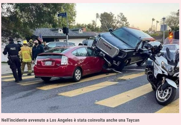 슈워제네거, LA서 4중 충돌 사고 내 VIDEO: Arnold Schwarzenegger, incidente d'auto a Los Angel