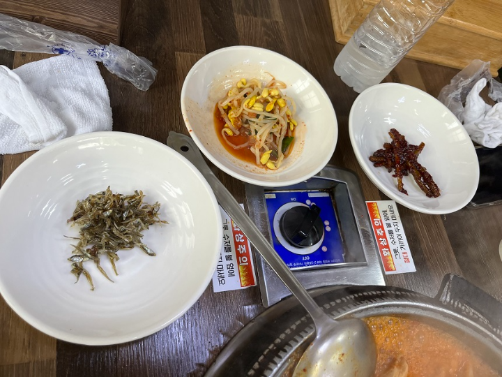 반찬이-담겨진-접시들