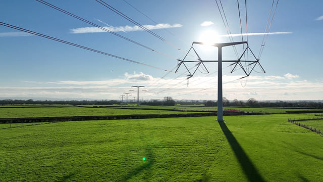 영국&#44; 세계 최초 &#39;T형 송전탑&#39;으로 에너지 공급 VIDEO: National Grid energise world’s first T-pylons