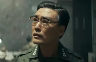 군복을 입고 안경을 쓴 영화 서울의 봄 민성배를 연기하는 유성주