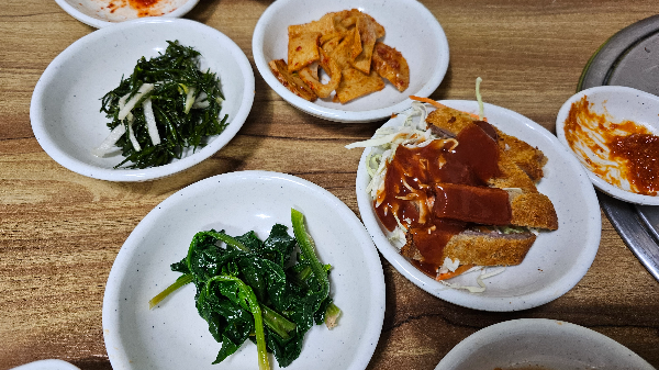 우2동시장 우정식당 김치찌개 밑반찬