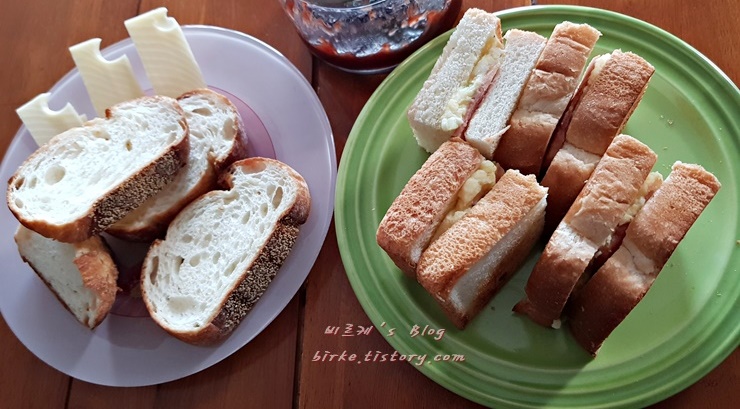 에그포테이토 샌드위치와 호밀빵