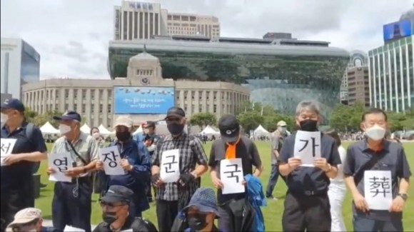 서울시청 앞 박원순 분향소 앞 성창경TV서울대병원 장례식장 주차장에 마련된 강용석·김용호·김세석·김용호·양평의 집. 유튜브 ON. 2020년 7월 11일 2시 30분 48