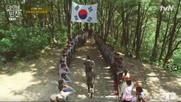  태극기에 거수경례했던 중국인 아이돌 왕이런