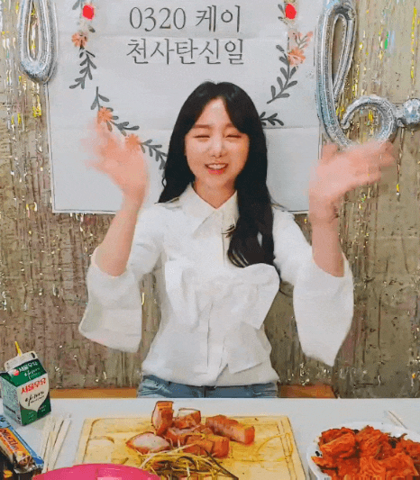 [러블리즈 케이] 200320 V앱 움짤 : 꽃케이 생일 축하해 (Feat. 김케이식 오향장육과 시식단 류수정) (Lovelyz Kei gif : Happy Birthday!!)