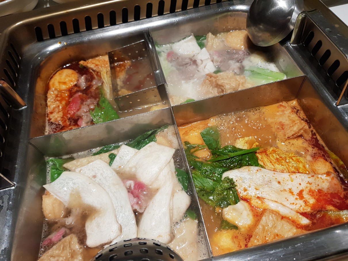 호치민 2군 타오디엔 빈컴 메가몰 대만식 핫팟 전문점 Manwah - 각종 재료를 투입한 핫팟
