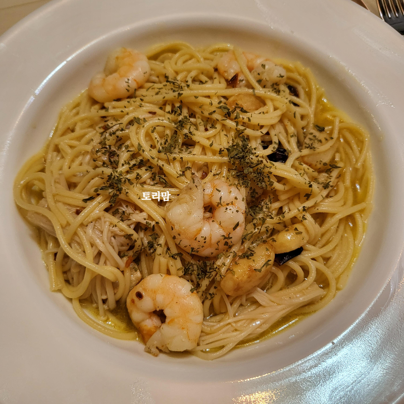 토리맘의 새우 올리브 파스타. 오일에 적신 파스타 면에 통통한 새우, 탱글한 팽이버섯, 바삭하며 부드러운 마늘이 씹히는 것이 예술이다.
