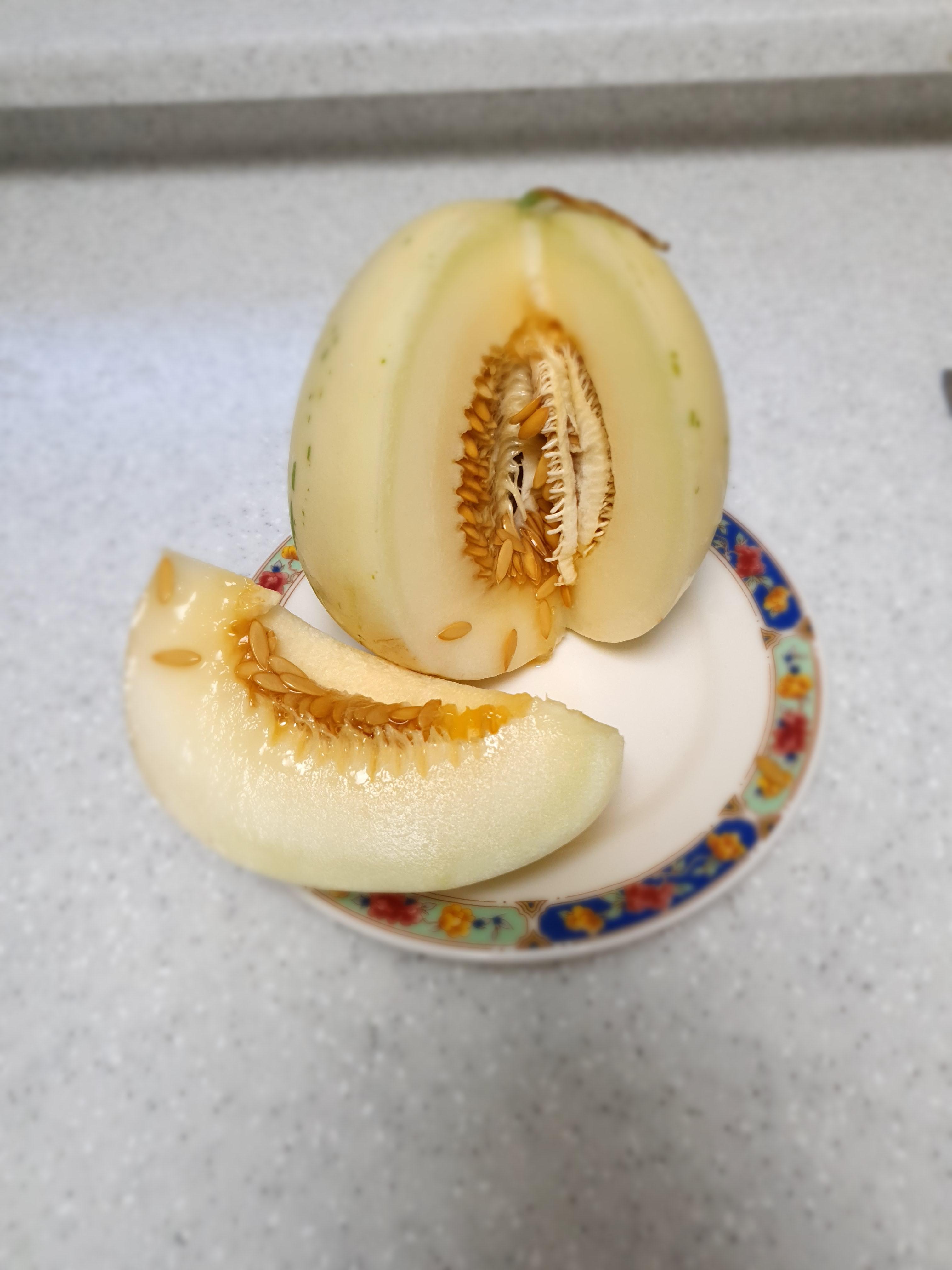 백자멜론 껍질을 깎은후 한개만 자른 사진
