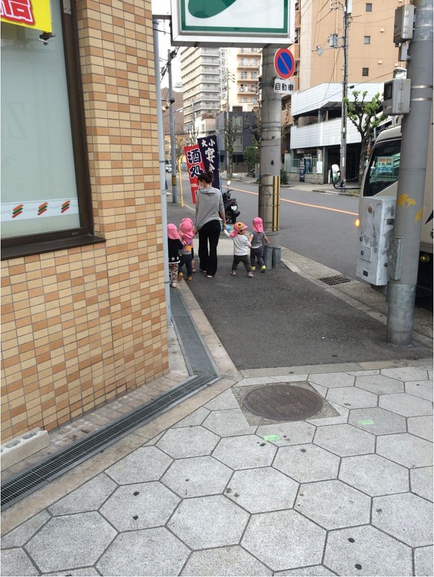  일본 오사카 나가호리 선생님과 단체로 산책 가는 일본 스시국의 귀여운 유치원 어린이들