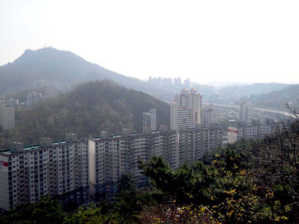 백련산(白蓮山, Baengnyeonsan)에서 홍제동 내려보기