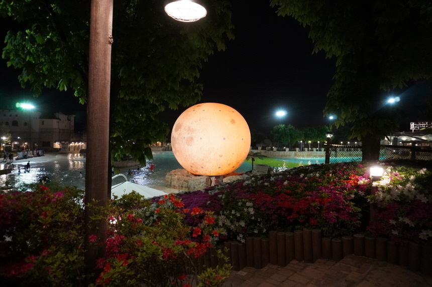 캐리비안 베이 달 조형물 야간 모습