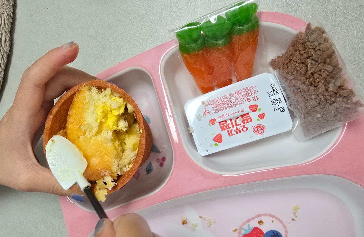 화분쿠키에 빵 넣는 모습