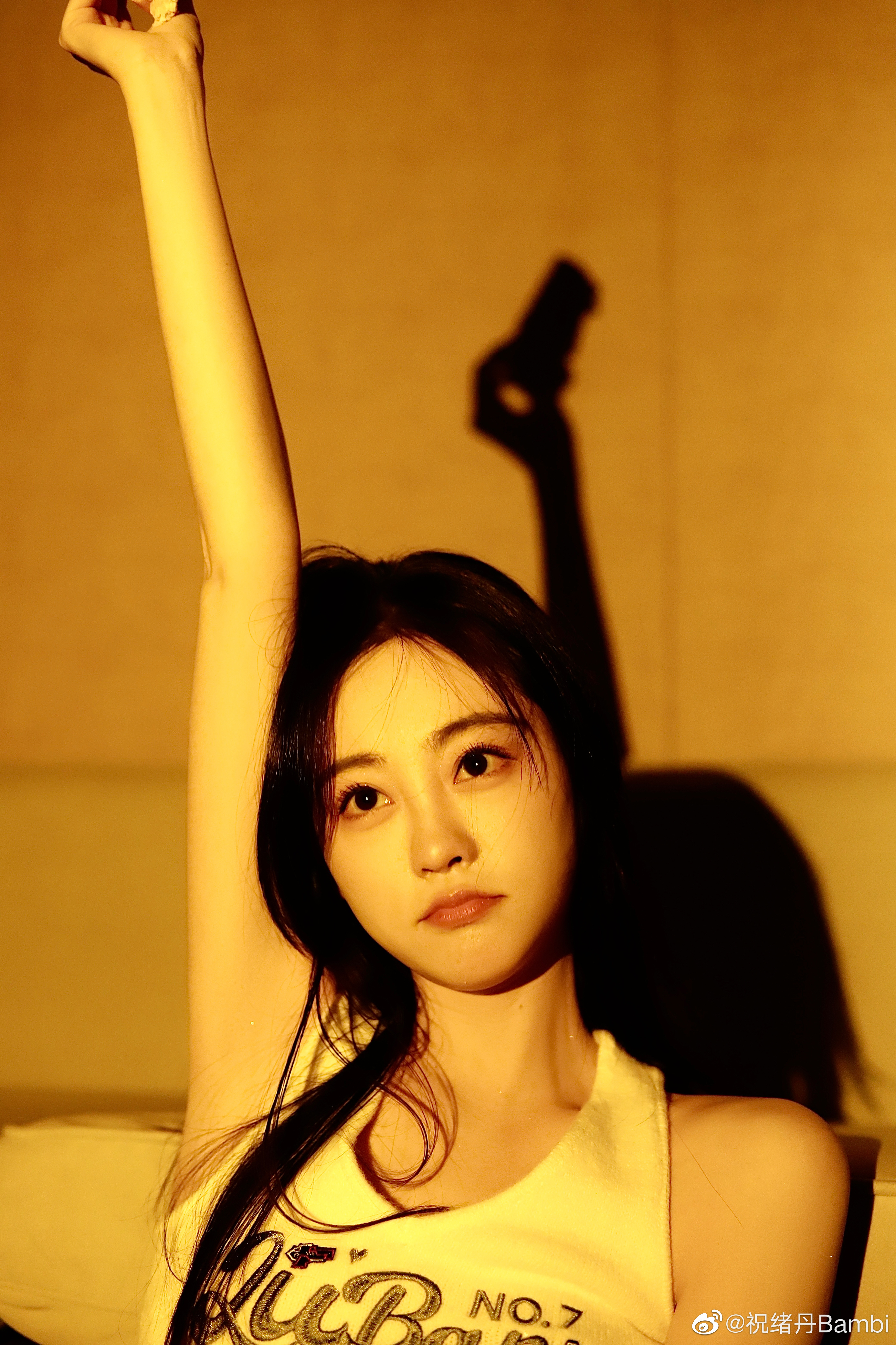 팔짱을 끼고 굳은 표정으로 축하하는 서단