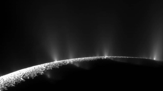 토성 위성 ‘엔켈라두스’ 표면에서 물기둥이 솟구치고 있다. 2009년 미국 항공우주국(NASA) 우주 탐사선 ‘카시니호’가 촬영했다. NASA 제공