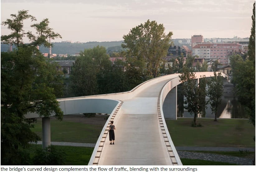 프라하의 블타바 강을 가로지르는 매끈한 콘크리트 보행자 다리 Sleek concrete pedestrian bridge spans the vltava river in prague