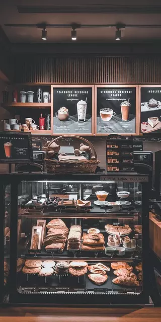 스타벅스 매장 내부 빵과 정리 정돈된 소품-이미지