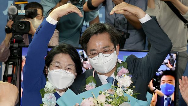  김동연, 새벽 5시반 대역전극 김은혜에 0.15%p차 승리 당선이 확실시 되자 지지자들을 향해 하트 득표율 격차는 0.15%포인트에 불과 강용석 효과?