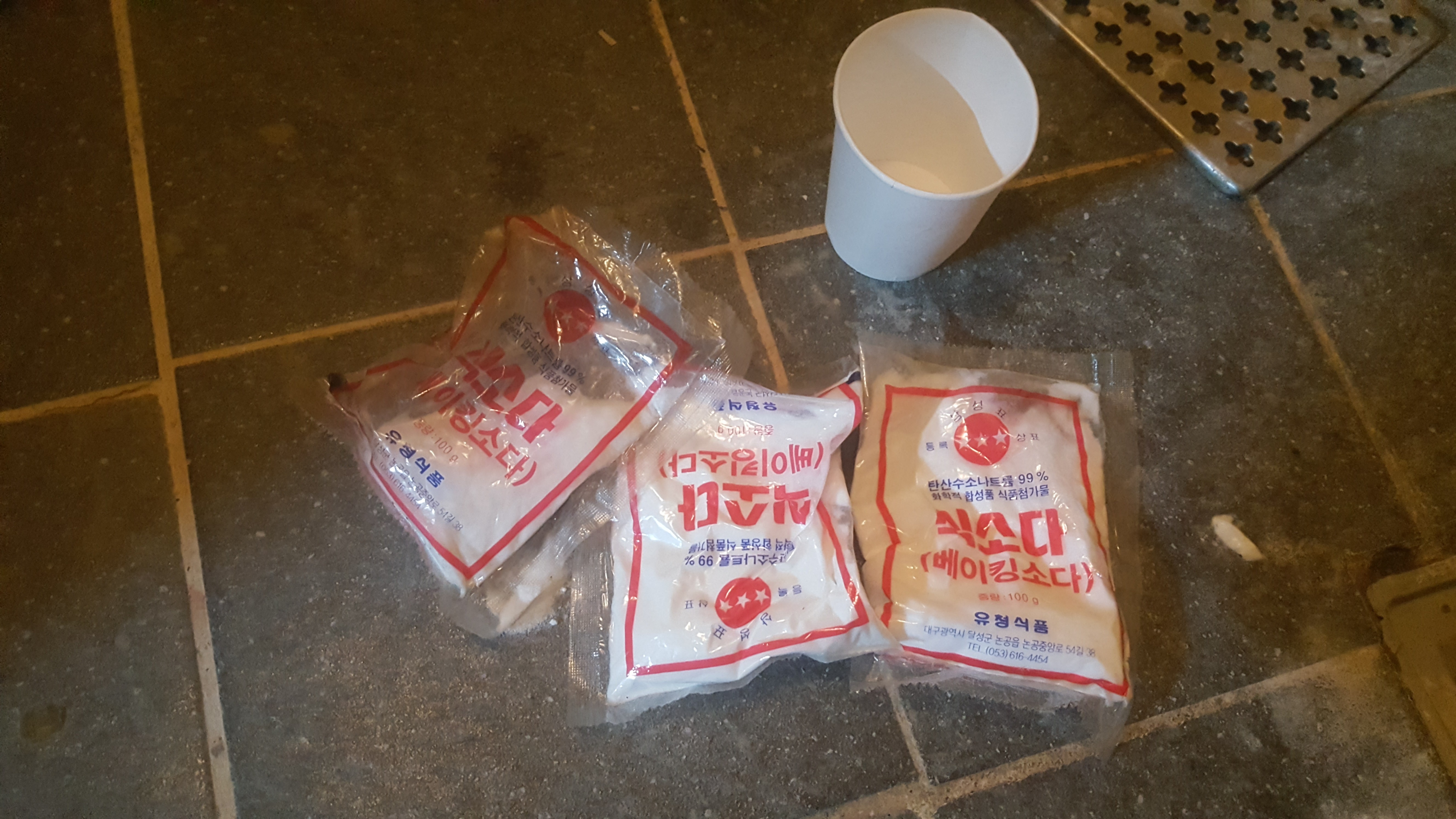 식소다 베이킹소다 + 식초 + 뜨거운물