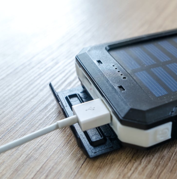 멀티포트 USB 충전기는 어디서나 여러 장치를 충전할 수 있는 센스 있는 선물입니다.