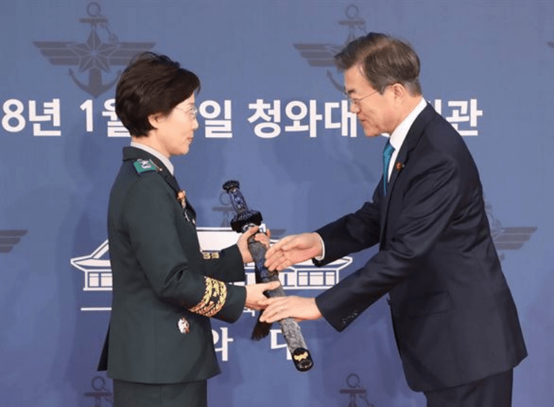 2018년 1월 11일, 육군 권명옥 준장에게 장군의 상징인 '삼정검(三精劍)'을 수여하는 사진