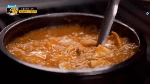 뚝배기에서-팔팔-끓고-있는-고추장찌개