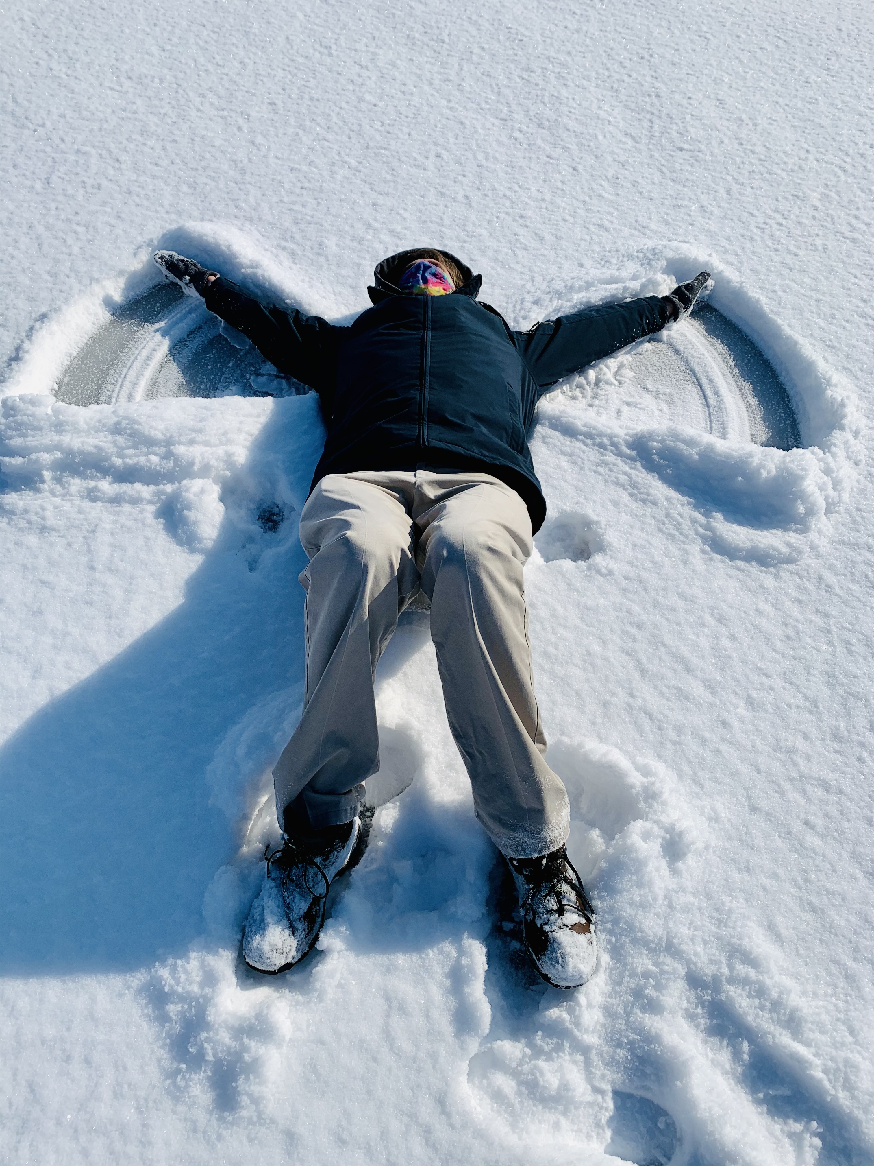 하얀-얼음-눈-위에서-남자가-팔벌려-누워있는-모습