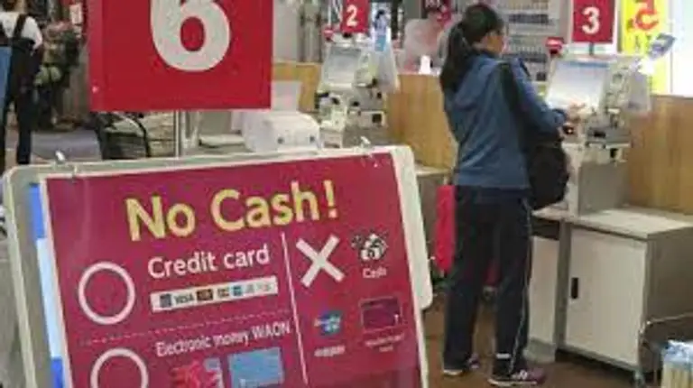 일본에서 신용카드로 결제하는 여성 사진
