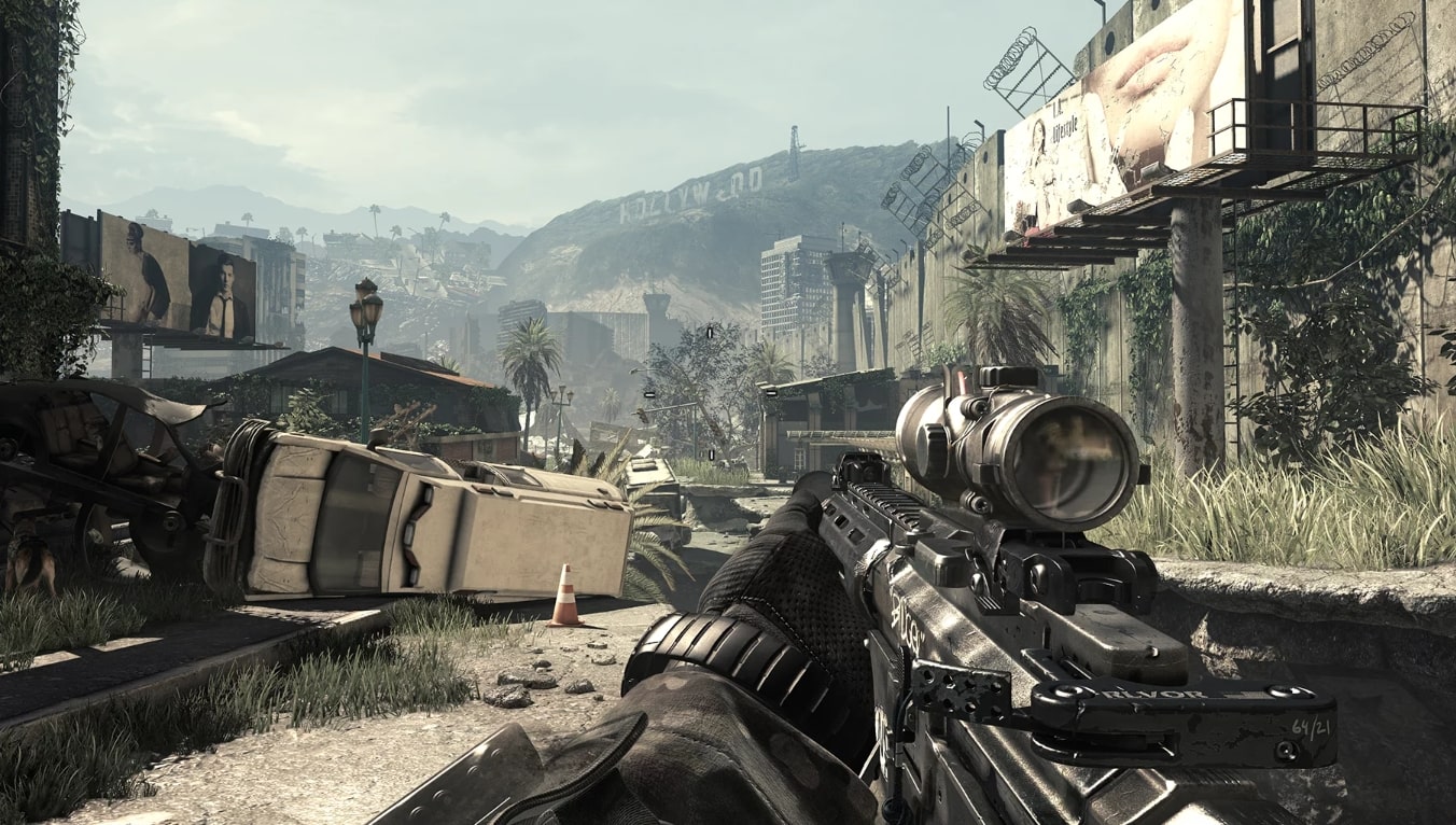 FPS 게임 화면 속 총을 들고 있는 모습