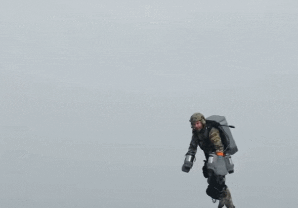 제트팩으로 움직이는 영국 해병대 VIDEO: Watch a Marine Zoom From One Boat to Another ... With a Jetpack