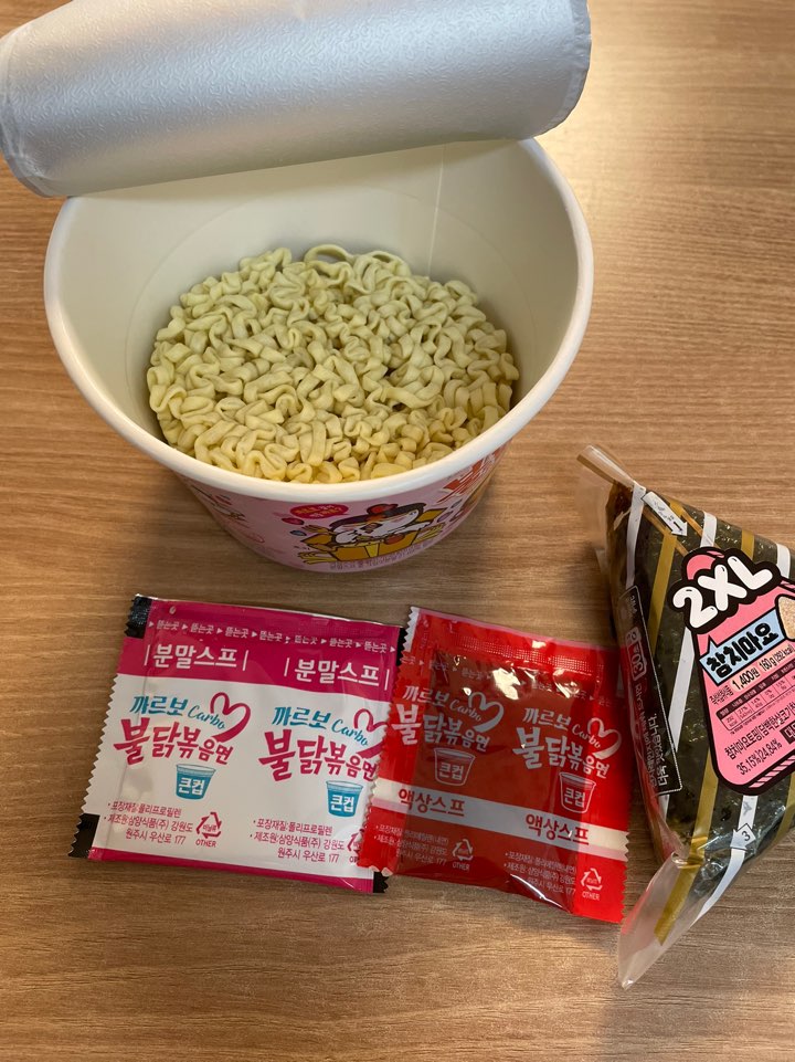 까르보불닭볶음면과 참치마요 삼각김밥 사진