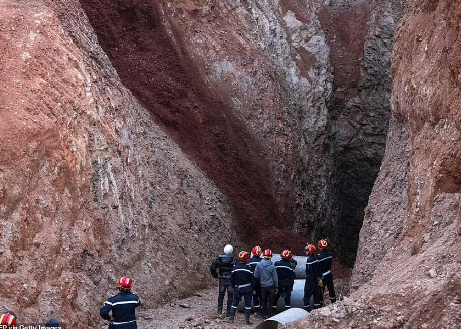  32m 우물 갱도에 빠진 어린아이 구출작전  VIDEO: Rescuers attempt to save boy trapped at the bottom of well in Morocco