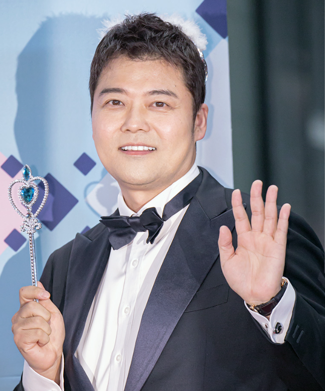  전현무 음악중심 MC 데뷔! 엔믹스와 호흡 맞출까?