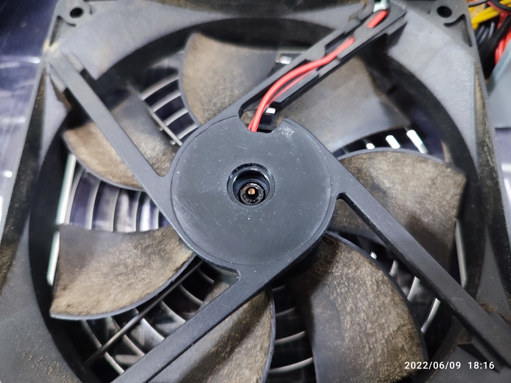 베어링 마개를 열어서 오일을 보충하고 있습니다.