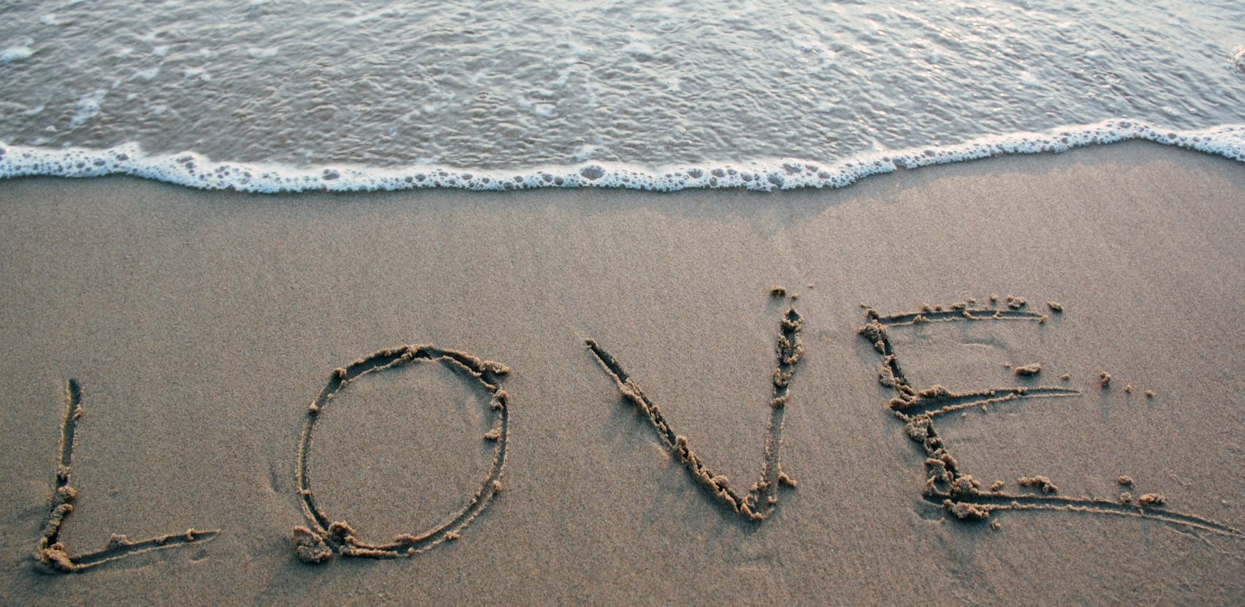 해변에 쓰여진 LOVE
