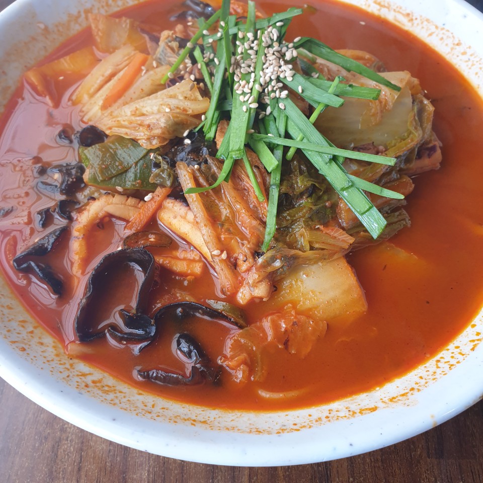 물왕저수지에서 가까운 진짬뽕 국물이 끝내줘요.