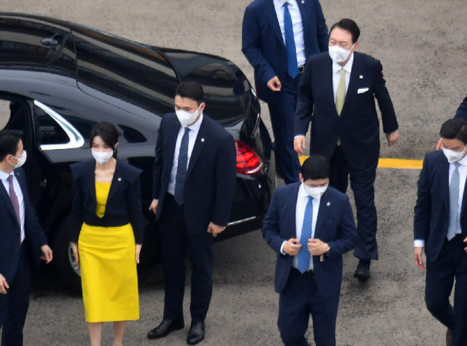  "지지율 28%, 보필을 어떻게 해서"..건희사랑 전 회장 '참모 책임론'