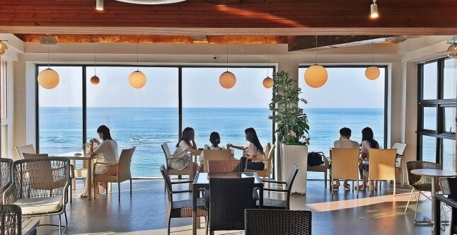 카페에서 보는 바다풍경