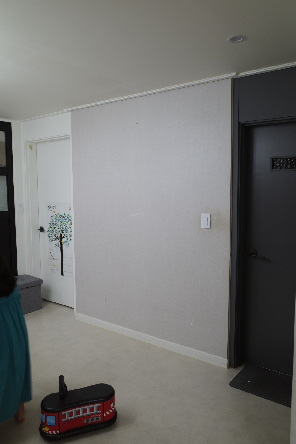 [댄 에드워드 무광 셀프 인테리어] 벽지 페인트 칠하기 3