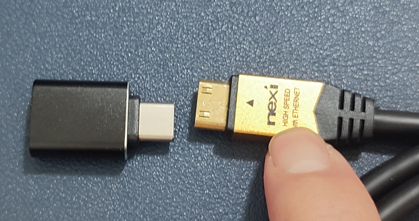 USB C단자와 미니 HDMI 젠더 / 케이블의 크기 비교