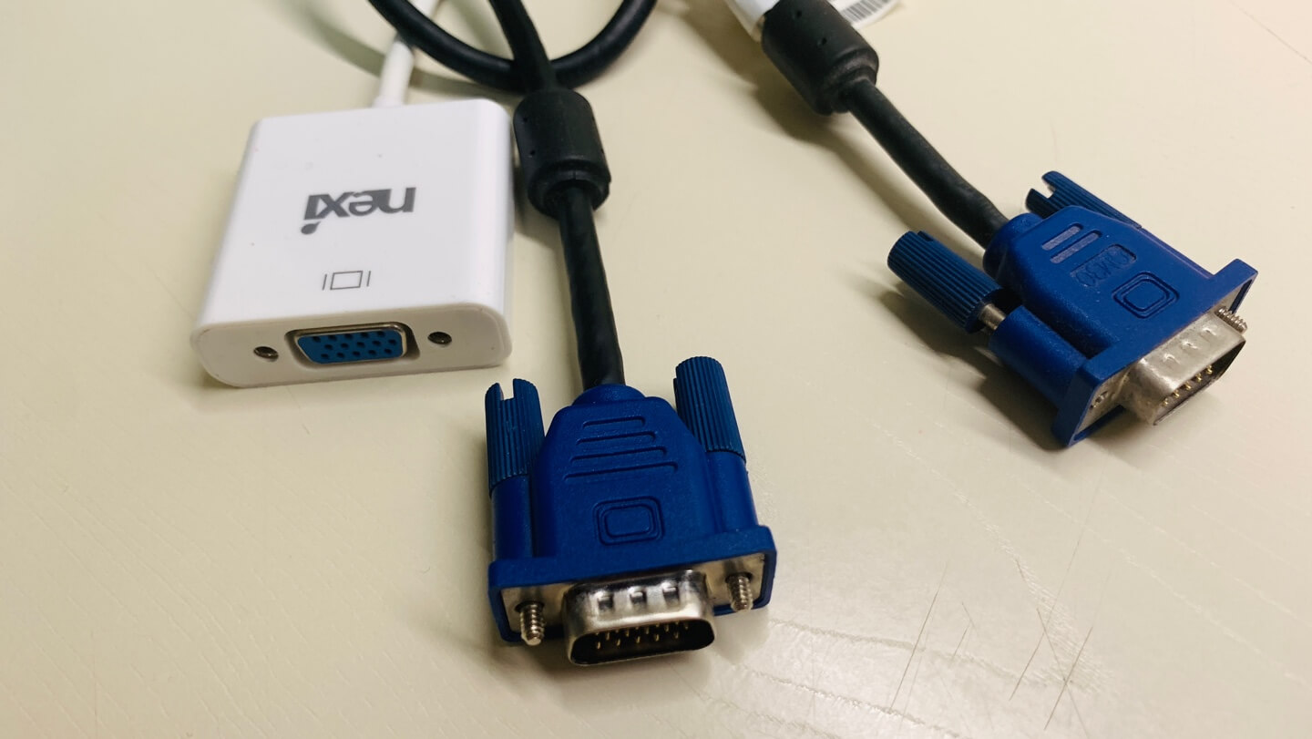 HDMI to VGA 변환 컨버터와 VGA 케이블 끝부분 찍은 사진