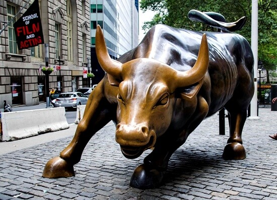 월가의 경제시장 부흥을 상징하는 황소동상 ( Charging Bull)